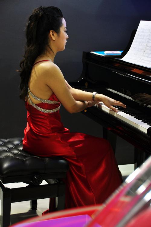 弹钢琴的红衣女郎