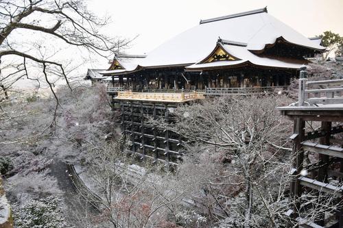 日本:京都金阁寺雪景古朴静美