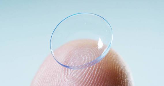 宏一根手指,持有芯片看得更清楚眼睛和增加屈光度与角膜接触镜技术的