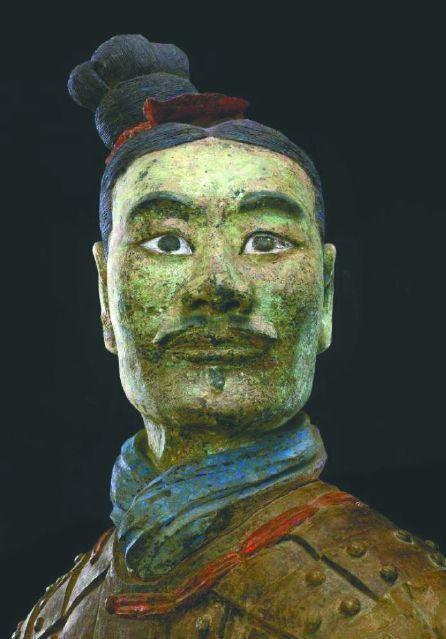 秦皇陵出土了一个绿脸的兵马俑,专家难以解释,被禁止出国展示