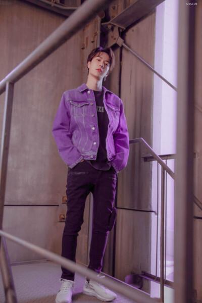 紫色牛仔外套 王一博