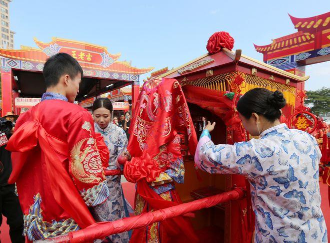 红地毯,大红花轿,随处可见中国红传统婚礼装饰元素装点中式婚礼现场