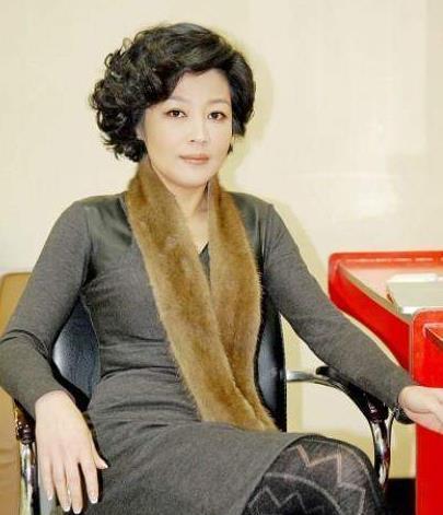 李咏去世两年后,50岁的妻子哈文也官宣喜讯,网友纷纷送祝福!_腾讯新闻
