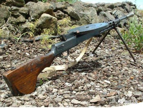 dp-27轻机枪是苏联著名枪械设计师捷格佳廖夫的经典作品,于1927年设计