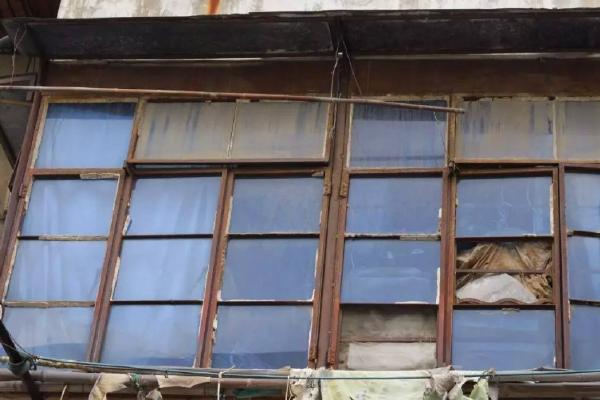 80年代老式铁窗户怎么换玻璃
