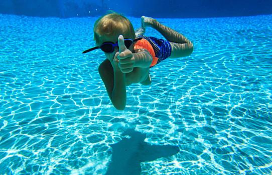 男孩,游泳,水下,竖大拇指,高兴,小男孩,动作,儿童