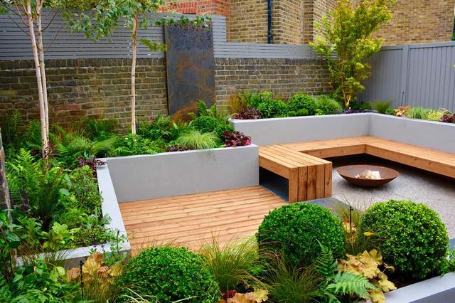 庭院设计:用防腐木做休息椅的长方形的小花园