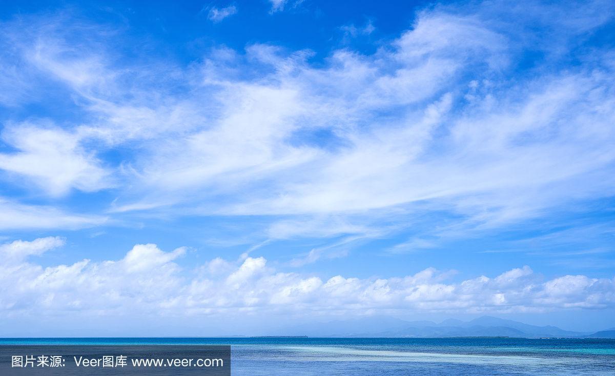 美丽的海景景观与淡蓝色的天空背景隔离,度假和海上旅行的概念,复制