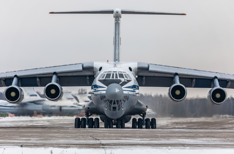 俄罗斯空军组织伊尔76运输机进行飞行训练