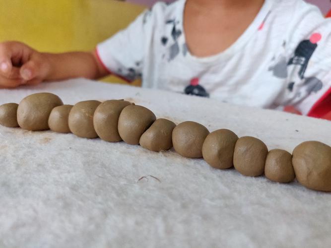 双美幼儿园陶艺体验课程:小班(泥条泥球的结合)