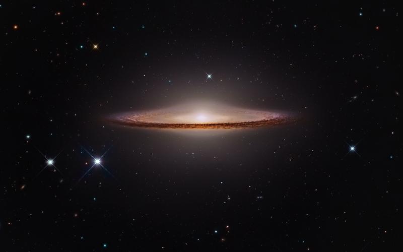 该星系因像一顶草帽而得名"草帽星系",是宇宙膨胀