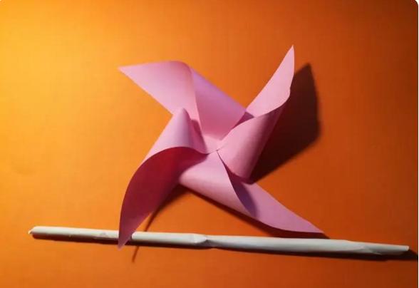 制作,折纸的尺寸为10*10厘米,如图步骤2,把风车沿着她的2条对角线折叠