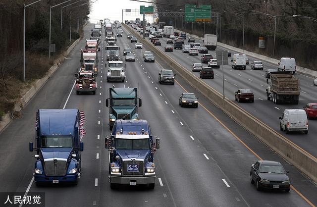 美国卡车司机车队环绕华盛顿特区行驶以示抗议