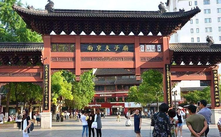 南京是旅游之城,夫子庙是必去景点,吃喝玩一应俱全