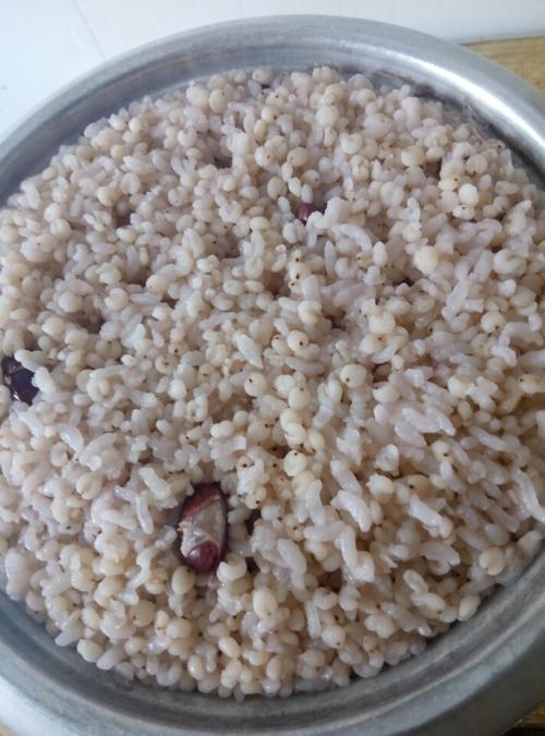 高粱米,大米,红豆放一起做出一锅香喷喷的米饭,再配上土豆泥咸鸭蛋