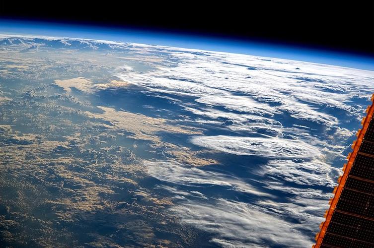 俄宇航员网上发布空中拍摄的壮观地球照片