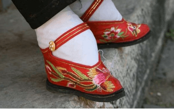 中国最后一代"三寸金莲"裹脚女人