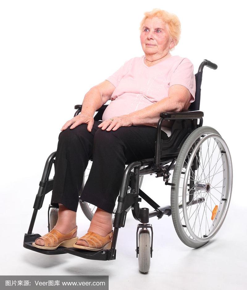 满意的截瘫妇女坐在轮椅上.