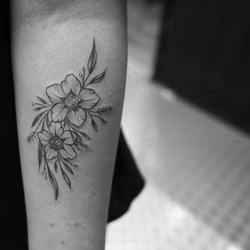 芮小姐因为喜欢海棠,所以特别纹了海棠花纹身.