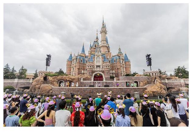 自2016年6月上海迪士尼度假区开幕以来,上海迪士尼乐园已经完成了两个