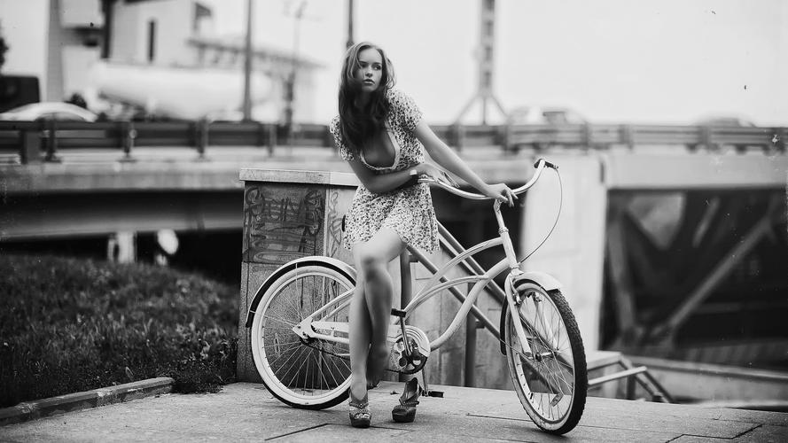 骑自行车的照片,经典黑白,唯美桌面壁纸高清大图预览1920x1080_美女