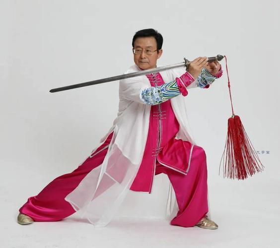 传统26式太极剑就是依照传统杨式太极剑的套路,取其动作套路中的极具