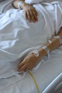 静脉输液生理盐水静脉注射治疗住院病人疾病照片