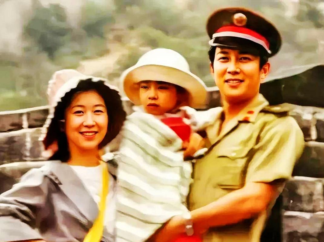 20世纪80年代,年幼的唐国强带着女儿和妻子孙涛一起旅行.