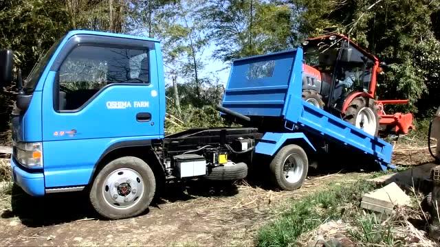 日本的平板拖车运输农用耕地机,装载过程看着好有科技感