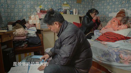 再比如说面临截肢的王思蓉,由于父母常年在外打工,她和弟弟从小被爷爷