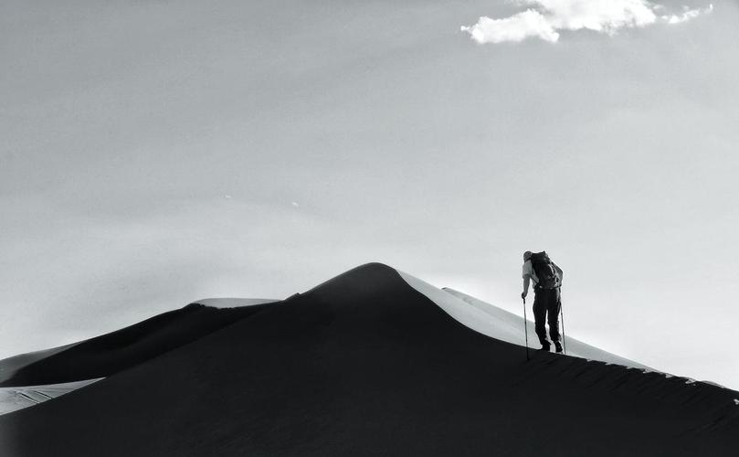 登山者 黑白 风光 黑白 沙漠 背影 腾格里沙漠
