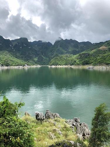 贵州兴义万峰湖是一个景区附近的道路不是很好的地方,正因为如此去的