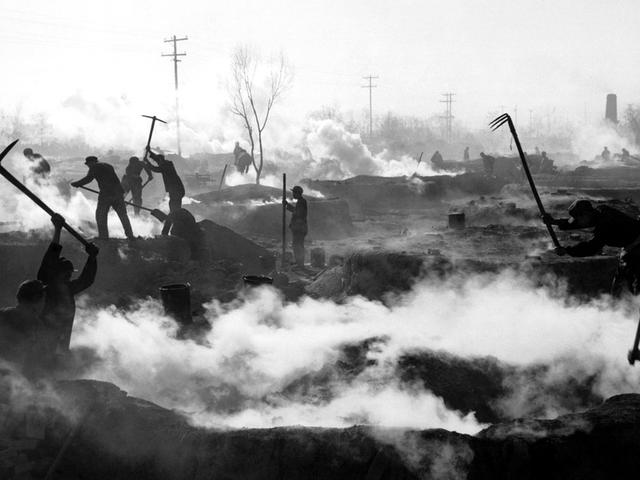 1958年全民大炼钢铁历史照片还原震撼场景