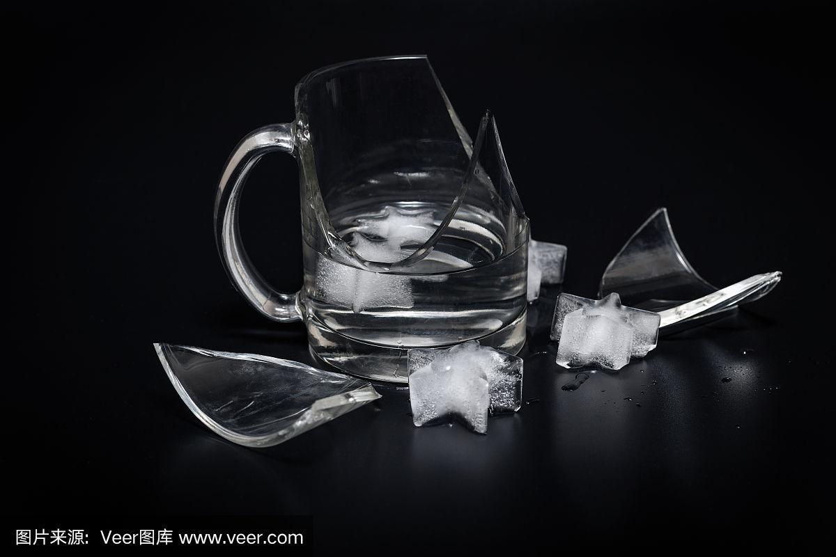 杯,冰,水,黑色背景,碎玻璃