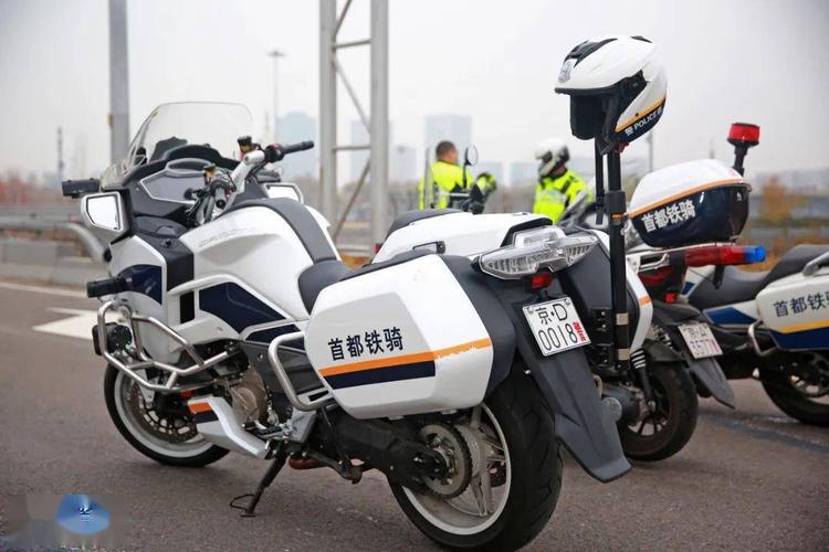 交警新式骑行服和警用摩托车亮相!