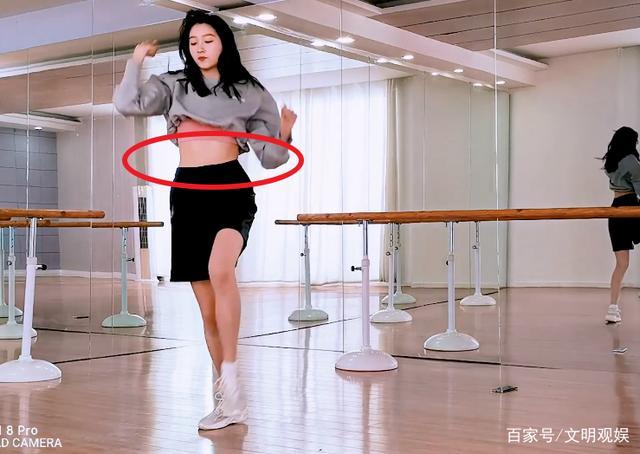 关晓彤发年总结vlog,穿瑜伽服健身很专业,但身材更为吸睛!