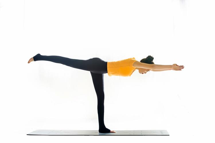 瑜伽每日一练 写美篇     练习功效:      这个体式可以增强腿部力量