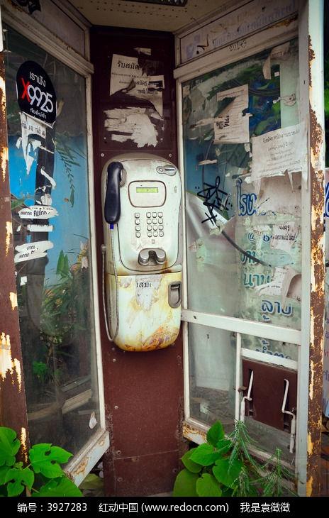 街角复古老旧电话亭