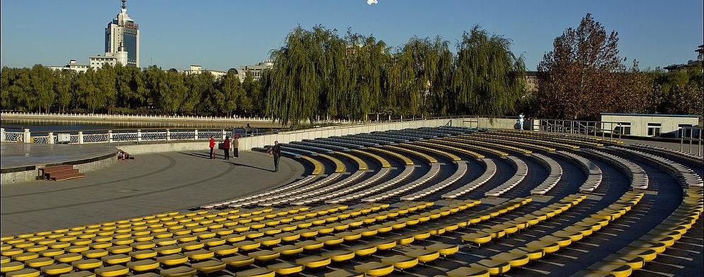 露天景观剧场位于莲花池公园东广场,内有1838个固定座椅,于2008年01月