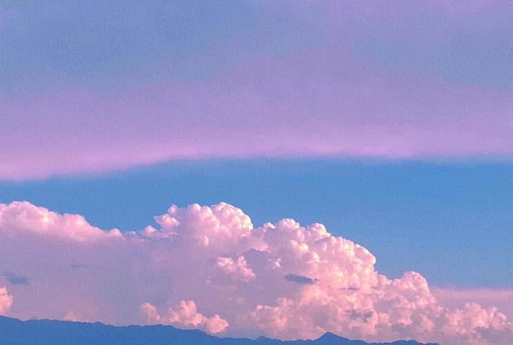 相关标签 天空唯美梦幻 内容简介 夏日浪漫紫色天空图片:梦幻般柔软的
