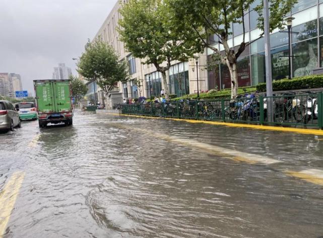 上海大到暴雨市区部分路段现积水浦东部分路段被积水淹没积水可至小腿