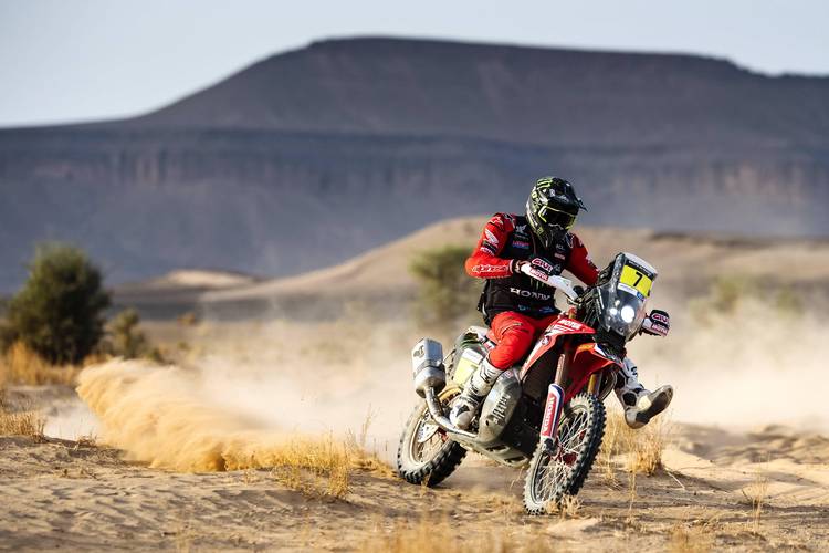 下图:夺得了 2021 摩洛哥拉力赛摩托车组冠军的昆塔里拉.