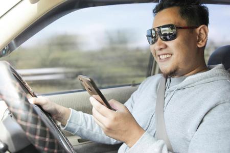 男司机开车时读智能手机短信照片