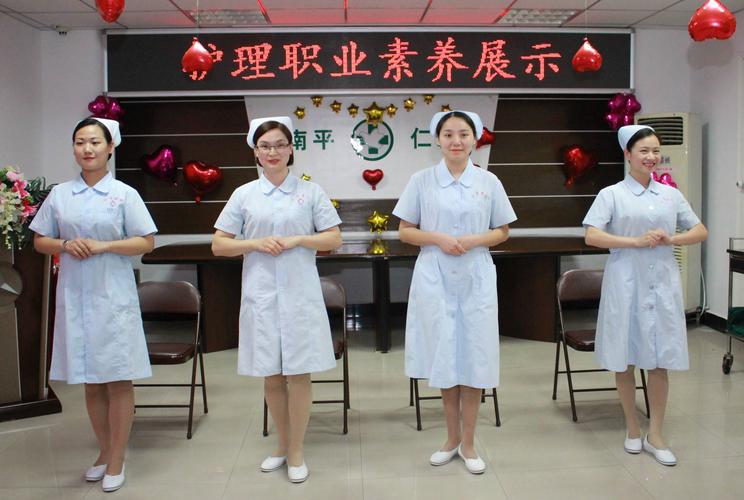 12"护士节晚会 写美篇护士礼仪表演:护士标准站姿 表演者(左起):魏重
