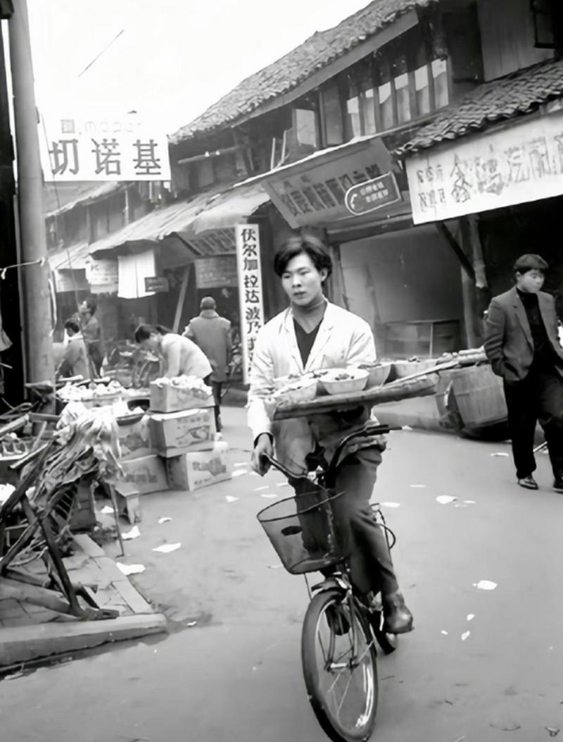 历史老照片# 上世纪90年代左右,四川成都的送餐员,不管是骑车技术