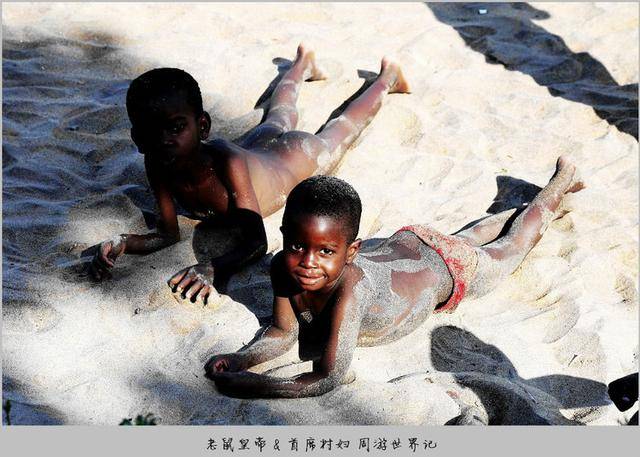 光屁股的小黑孩儿,博主为马拉维湖边儿童拍的写真集二