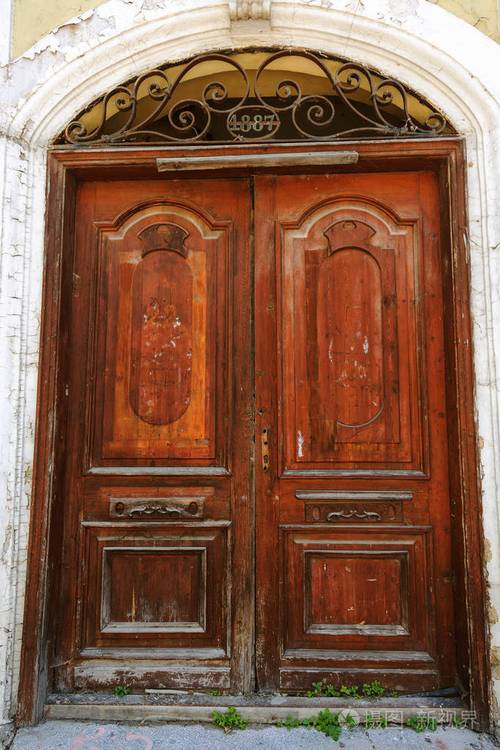 旧木门. 古老的古董木头在一堵旧墙上. 古老的装饰木门.