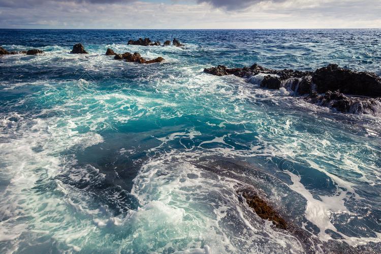 有波浪的粗砺的海洋和岩石环境美化汹涌的大海