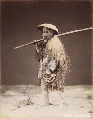 【图8】1870年代,一个头戴斗笠,身披蓑衣的日本农民.