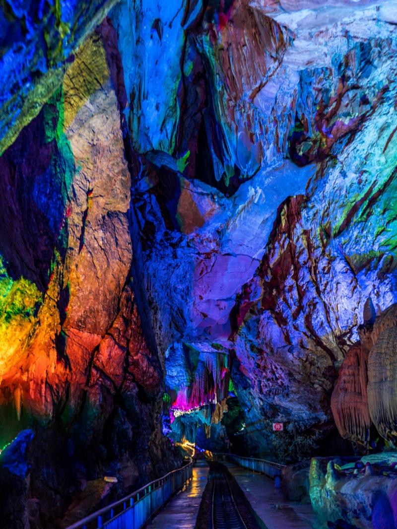 隐水洞位于咸宁通山县,全长5000多米,属于国家4a级景点 游览起来十分
